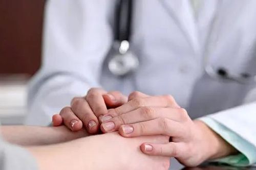 Căn bệnh khó nói khiến người phụ nữ phải đi xe máy gần 200km đến bệnh viện