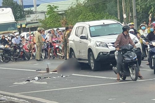 Xe máy tông mạnh đuôi ô tô dừng đèn đỏ, nam thanh niên tử vong