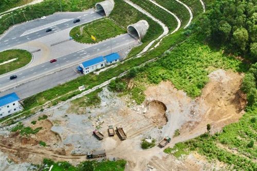 Điều tra vụ loạt xe khai thác đất trái phép, quay đầu trên cao tốc Bắc Nam