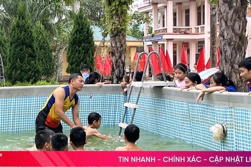 Đoàn xã Sơn Lĩnh khai giảng lớp học bơi miễn phí