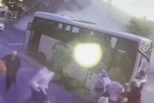 Video tòa nhà ở Thổ Nhĩ Kỳ đổ sập trước sự hoảng hốt của người đi đường