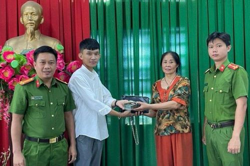 Nhặt được túi xách khách bỏ quên, nam thanh niên tá hỏa khi nhìn thấy thứ bên trong