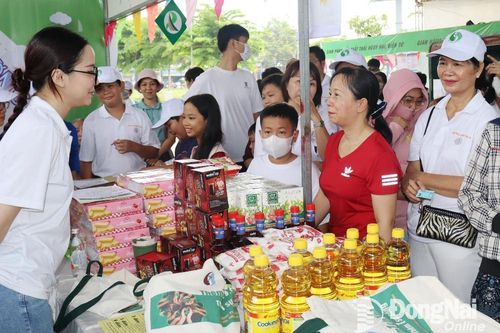 Người dân Biên Hòa phấn khởi đem rác đổi quà
