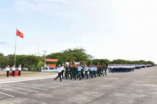 Đoàn công tác Học viện Hải quân tham gia lễ chào cờ trên đảo Trường Sa