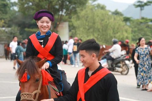 Diễu diễn đường phố - nét độc đáo của Festival Cao nguyên trắng Bắc Hà