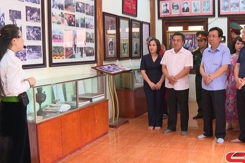 Đoàn công tác của UBKT Trung ương dâng hương tại Khu Di tích lịch sử lưu niệm Trung đoàn 52 Tây Tiến