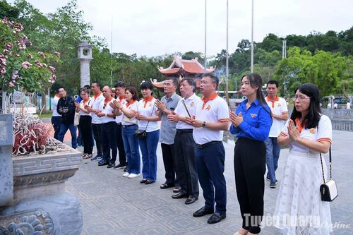 Báo Thiếu niên Tiền phong và Nhi đồng tặng quà 2 trường học tại Sơn Dương