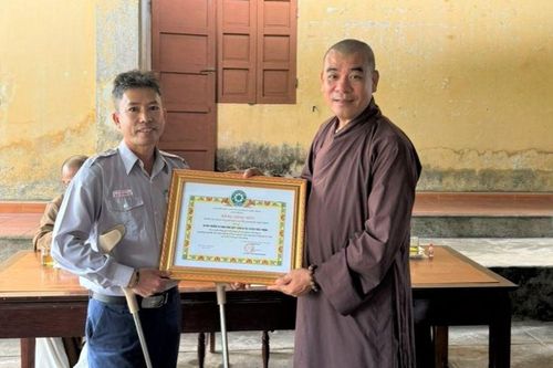 Ban Trị sự Phật giáo H.Triệu Phong tặng Bằng công đức đến nhóm thực hiện Kỳ đài Phật đản bằng tre