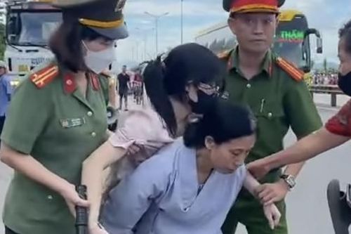 Một cô gái bị sốc nhiệt khi đi theo ông Thích Minh Tuệ, bác sĩ cảnh báo 'nóng'