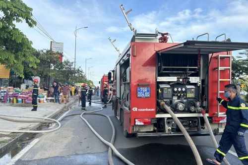 Huy động lực lượng dập tắt đám cháy kho hàng chứa đồ gia dụng