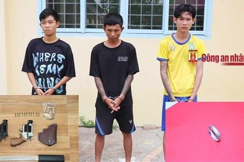 Ép xe, dùng súng cướp tài sản của cặp đôi sắp cưới