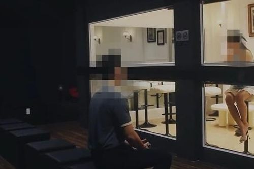 Quán cà phê 'hẹn hò' dùng gương một chiều bất thường ở TP Hồ Chí Minh