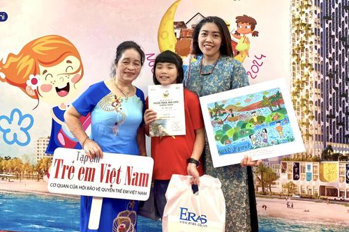 Điều kì diệu làm nên bức tranh biển Nam Ô của bé gái khiếm thị