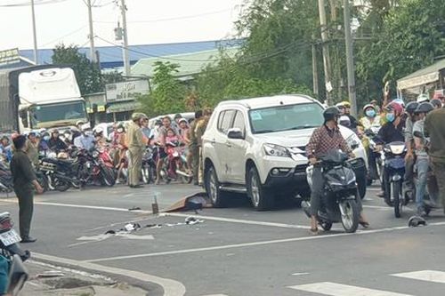 Xe máy 'chui gầm' ôtô dừng đèn đỏ, hai thanh niên thương vong