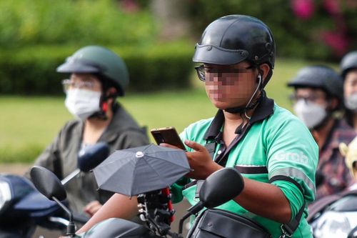 Đeo tai nghe khi điều khiển xe máy bị phạt bao nhiêu tiền?