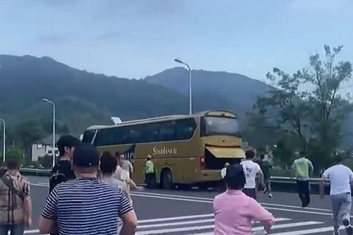 Xe buýt hỏng phanh lao đi trên cao tốc, hành khách ra tay ngăn chặn
