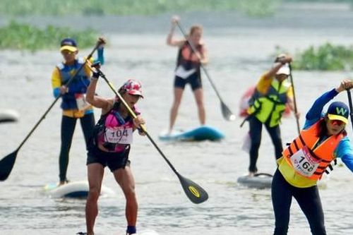 Vận động viên tranh tài sôi nổi tại Giải vô địch Ván chèo đứng