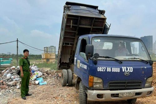 Xử lý nghiêm hành vi đổ phế thải 'xâm hại' sông Hồng