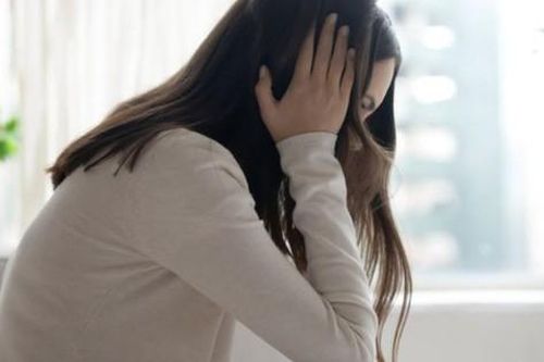 Đứa trẻ đang bị căng thẳng, lo lắng sẽ có 8 dấu hiệu điển hình nhưng người lớn lại khó nhận ra