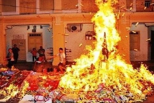 Nguy hiểm vẫn rập rình từ thói quen đốt vàng mã của người Hà Nội sau những vụ cháy ám ảnh