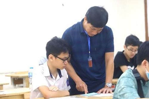 Cán bộ coi thi lớp 10 cần tuân thủ những quy định gì?