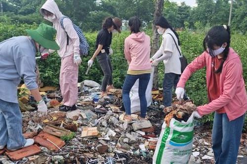 Hàng nghìn người tham gia chiến dịch nhặt rác ở Hà Nội