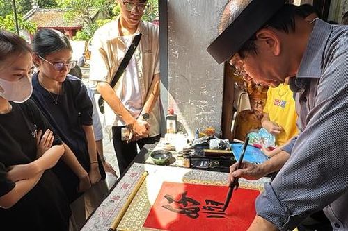 Học sinh Hà Nội đội nắng tới Văn Miếu Quốc Tử Giám xin chữ trước kỳ thi quan trọng