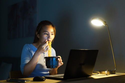 Ăn khuya có tác hại gì?
