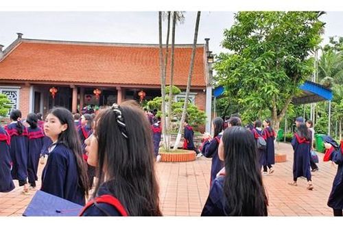 Sĩ tử Hải Phòng nô nức đi cầu may trước kỳ thi vào lớp 10