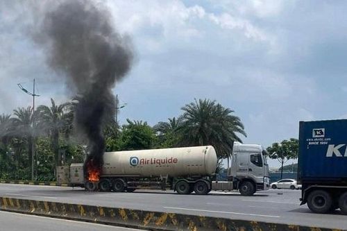 Xe bồn chở khí ni - tơ hóa lỏng bốc cháy trên đường Võ Nguyên Giáp