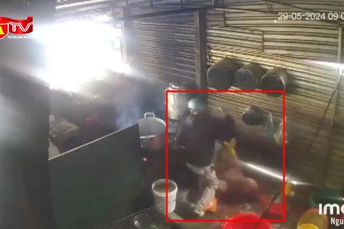 Video ghi lại cảnh nam thanh niên chích điện, cướp vàng trong lúc trú nhờ tránh mưa