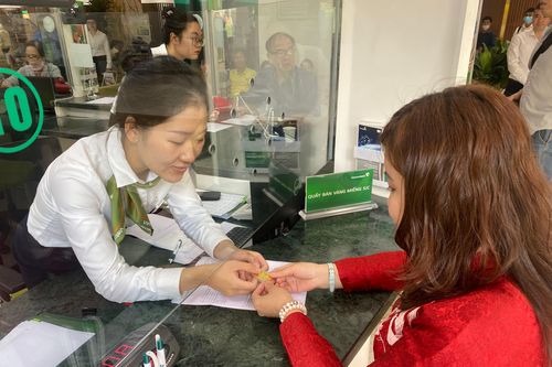 Tấp nập khách hàng ngày đầu mở bán vàng bình ổn giá tại Hà Nội