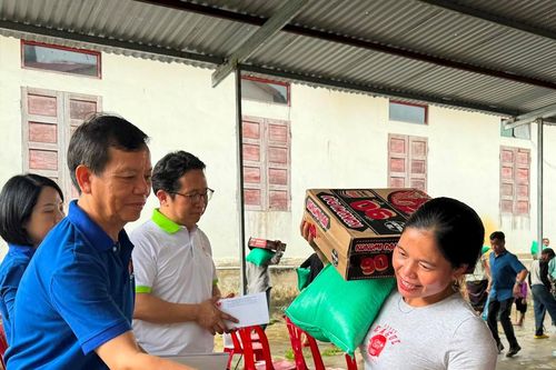 Trao 100 suất quà cho học sinh và bà con dân tộc Chứt