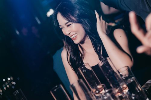 Những người trẻ tiêu hàng chục triệu đồng một đêm tại bar