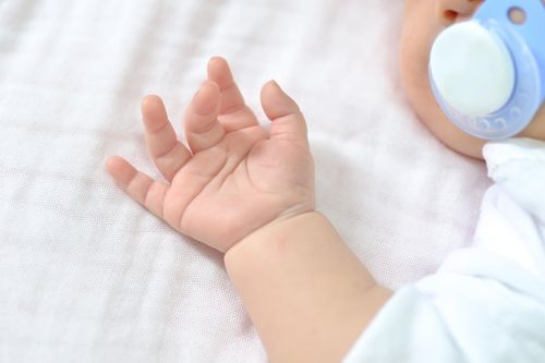 Em bé bị uốn ván sau 5 ngày chào đời