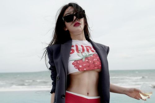 'Hot girl mặt mộc' lăng xê mốt lộ chân ngực
