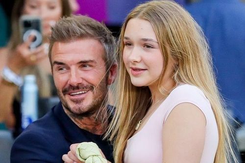 Harper Beckham dùng túi hiệu