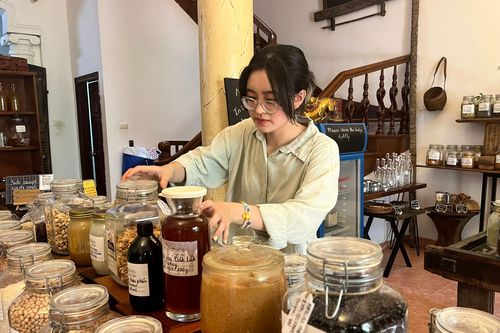 Độc đáo mô hình tái sử dụng chai lọ giúp bảo vệ môi trường