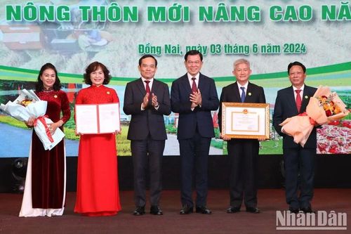 Phó Thủ tướng Trần Lưu Quang trao danh hiệu nông thôn mới nâng cao cho huyện Xuân Lộc