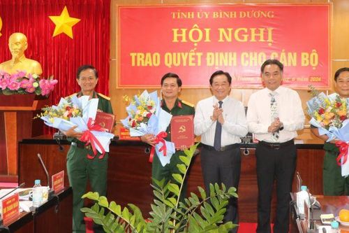 Tỉnh ủy Bình Dương trao quyết định về công tác cán bộ