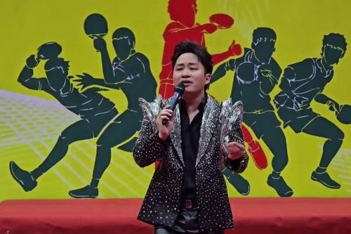 Ca sĩ Tùng Dương biểu diễn đầy cảm xúc tại Giải vô địch Bóng bàn Quốc gia Báo Nhân Dân lần thứ 42