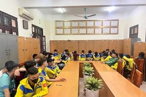 Tạm giữ 14 'xe ôm' công nghệ 'Be Group' tụ tập đánh nhau trong đêm