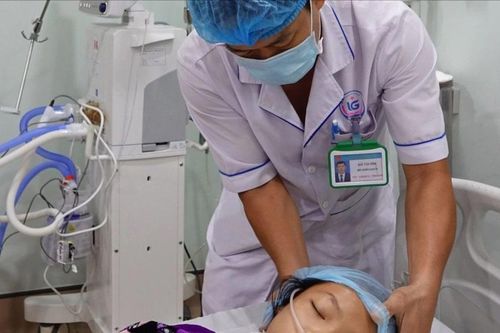 Nữ sinh bị tai nạn giao thông đứt lìa 2 chân