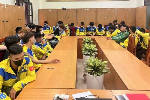 Tạm giữ 14 lái xe gây náo loạn khu vực hồ điều hòa Mai Dịch
