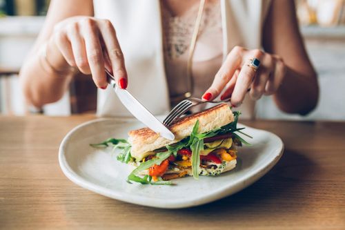 Tăng nguy cơ đột quỵ vì thói quen ăn vội?