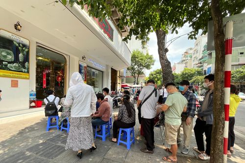 Hà Nội: Ngân hàng bán vàng bình ổn giá, 'phố vàng'… vắng hoe