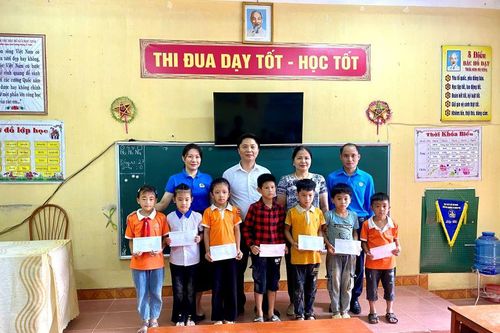 Công đoàn ngành Giáo dục Tuyên Quang tặng quà học sinh Trường TH Minh Phú