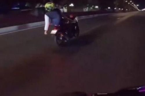 Xử phạt thanh niên thả tay nằm ngửa trên xe máy với tốc độ cao