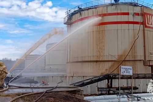 Cháy nhà máy lọc dầu Lukoil ở Nga, 2 người thiệt mạng