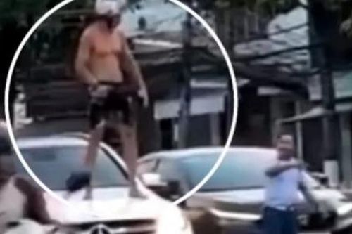 Người đàn ông ngoại quốc đập phá xe, la hét trên đường phố Nha Trang